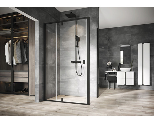 Moderní koupelna se sprchovým koutem, umyvadlem a šatnou