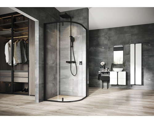 Koupelna se sprchovým koutem, umyvadlem a šatnou