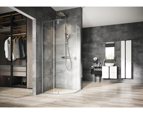 Moderní koupelna se sprchovým koutem, umyvadlem a šatnou.