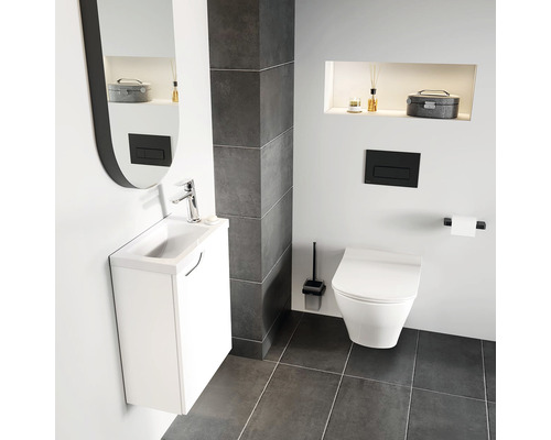 Koupelna s umyvadlem, zrcadlem, závěsným WC a tmavými obklady