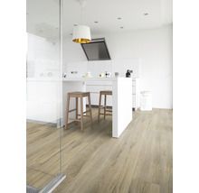 Moderní kuchyně s dřevěnou podlahou, kuchyňským ostrůvkem a barovými stoličkami.