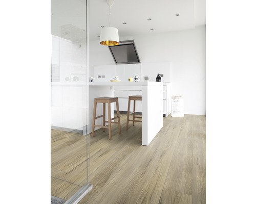 Moderní kuchyně s dřevěnou podlahou, kuchyňským ostrůvkem a barovými stoličkami.