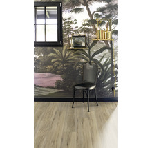 Pohled do místnosti s vinylovou podlahou, židlí a tapetou s motivem džungle