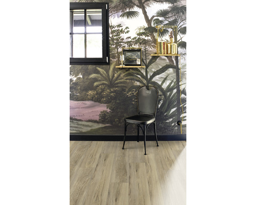 Pohled do místnosti s vinylovou podlahou, židlí a tapetou s motivem džungle