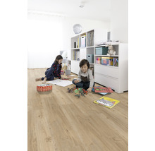 Světlý obývací pokoj s laminátovou podlahou, hrajícími si dětmi a bílými regály