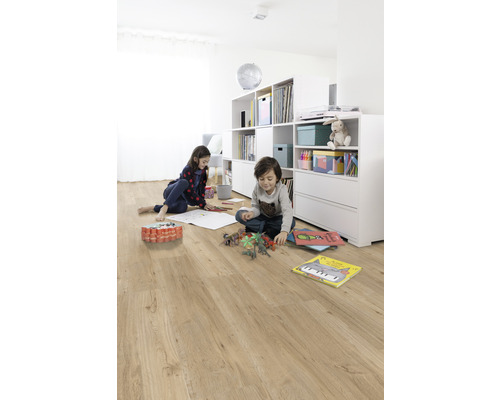 Světlý obývací pokoj s laminátovou podlahou, hrajícími si dětmi a bílými regály