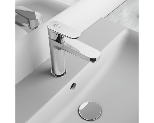 Umyvadlová baterie z kovu na umyvadle