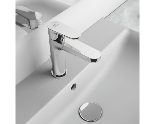 Umyvadlová baterie z kovu na umyvadle