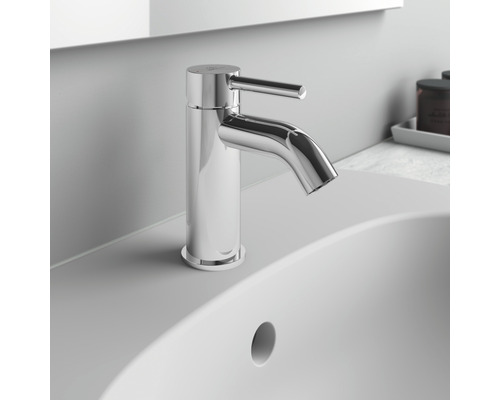 Lesklá umyvadlová baterie z kovu na umyvadle