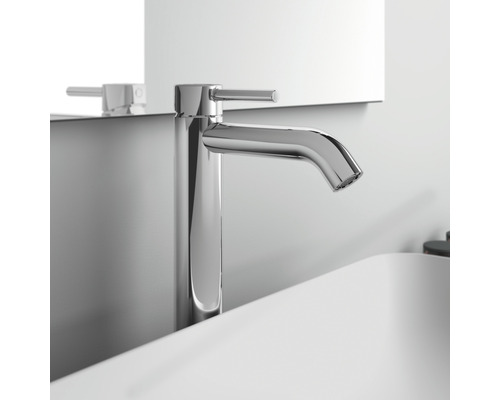 Chromová umyvadlová baterie na umyvadle