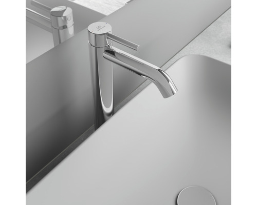 Umyvadlová baterie z kovu v koupelně