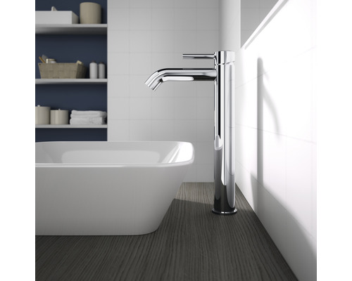 Umyvadlo s vodovodní baterií v koupelně