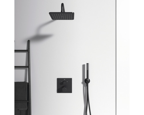 Sada sprchové armatury s horní sprchou, ruční sprchou a termostatickou baterií v koupelně