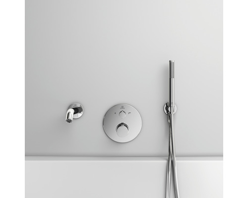 Vanová baterie s ruční sprchou na světlém pozadí