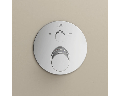 Termostatická baterie pro sprchu nebo vanu s kulatým krytem s logem Ideal Standard.