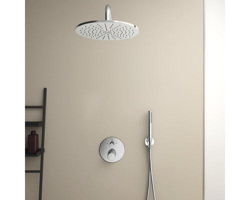 Sprchová armatura s hlavovou a ruční sprchou v koupelně