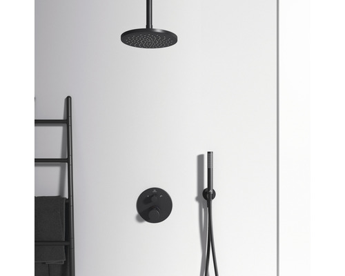 Koupelna s hlavovou sprchou, ruční sprchou a držákem na ručníky