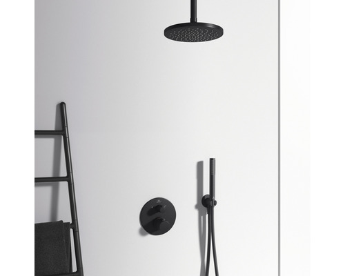 Sprchový set s hlavovou sprchou, ruční sprchou a termostatickou baterií v koupelně