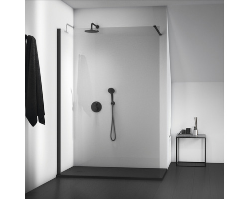 Moderní koupelna se sprchovým koutem, hlavovou sprchou a ruční sprchou