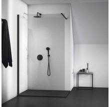 Koupelna s bezbariérovým sprchovým koutem, sprchovou armaturou a ručníkem