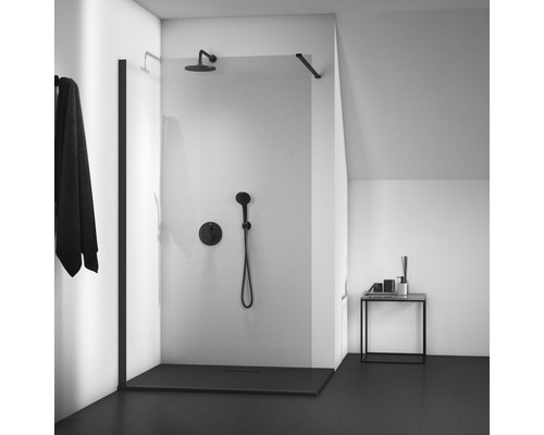 Koupelna s bezbariérovým sprchovým koutem, sprchovou armaturou a ručníkem