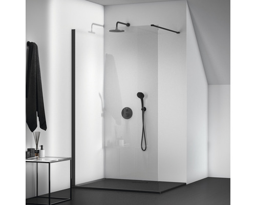 Bezrámový sprchový kout s hlavovou a ruční sprchou v moderní koupelně