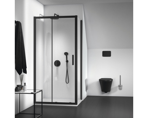 Koupelna se sprchovým koutem, toaletou a doplňky