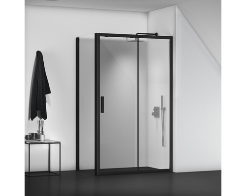 Prostorný sprchový kout s posuvnými dveřmi a černým rámem v koupelně.