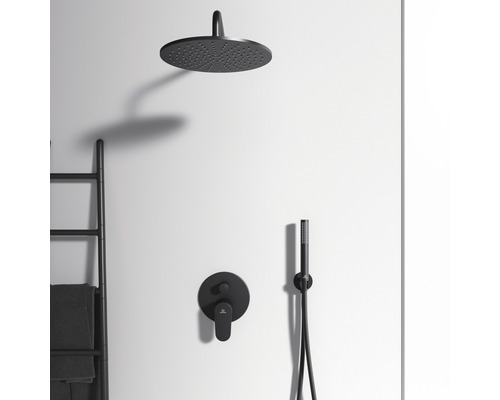 Sprchová armatura s hlavovou sprchou, ruční sprchou a sprchovou hadicí před bílou stěnou