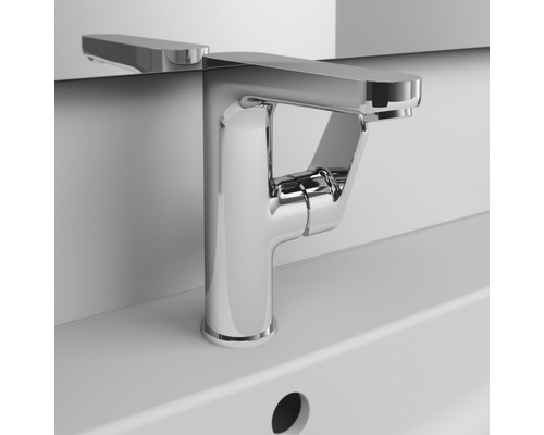 Lesklá umyvadlová páková baterie na bílém umyvadle