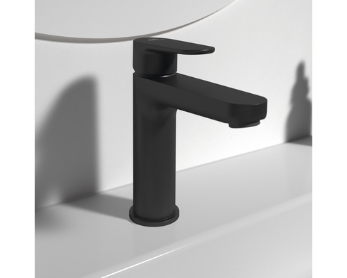 Černá umyvadlová baterie na umyvadle