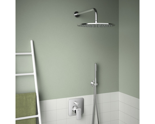 Koupelna s dešťovou sprchou, ruční sprchou a baterií