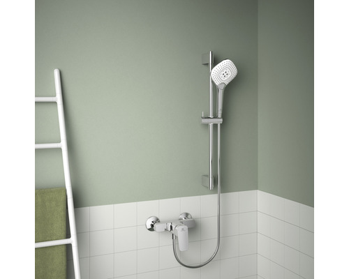 Sprchová tyč s ruční sprchou a sprchovou hadicí v koupelně