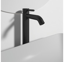 Černá umyvadlová baterie na umyvadle