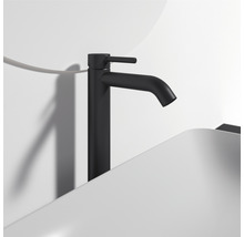 Černá umyvadlová baterie na umyvadle