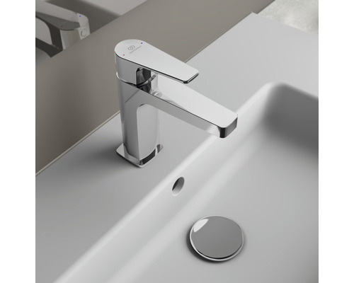 Umyvadlová baterie z kovu na umyvadle