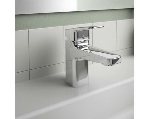 Umyvadlová baterie z kovu v koupelně