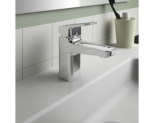 Kovová umyvadlová baterie v koupelně