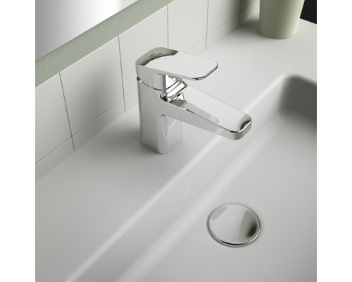 Na umyvadle je namontovaná armatura.