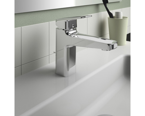 Umyvadlová baterie z kovu na umyvadle