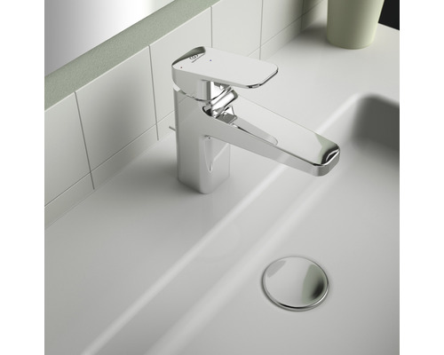 Lesklá umyvadlová baterie namontovaná na umyvadle