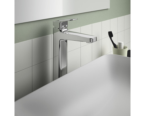 Chromová umyvadlová baterie na umyvadle v koupelně.