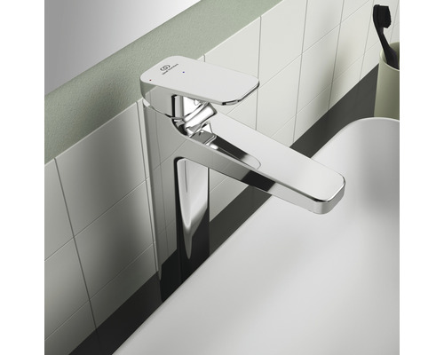 Lesklá vodovodní baterie v koupelně vedle umyvadla