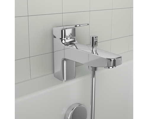 Chromovaná vanová baterie s přípojkou pro ruční sprchu