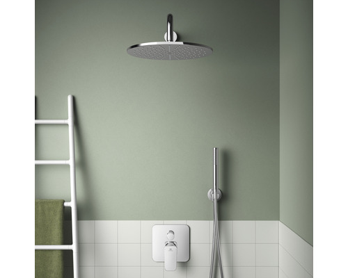 Koupelna s dešťovou sprchou, ruční sprchou, armaturou a žebříkem na ručníky