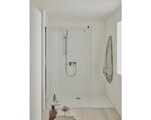 Koupelna s bezbariérovým sprchovým koutem, sprchovou baterií a ručníkem