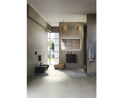 Moderní koupelna s bidetem, skříňkou pod umyvadlo, zrcadlem a osvětlením