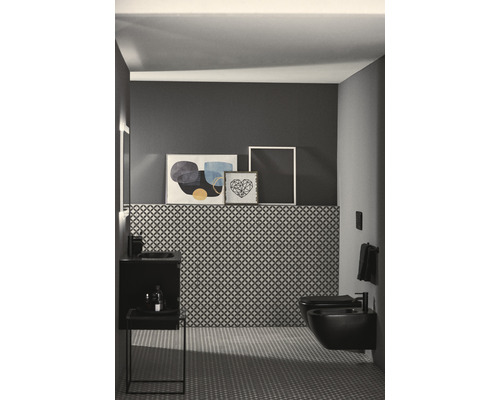 Koupelna s umyvadlem, bidetem a geometrickými obklady