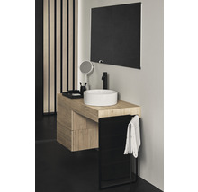 Moderní koupelna s umyvadlem, zrcadlem a držákem na ručníky