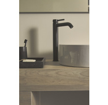 Umyvadlová baterie a umyvadlo na dřevěném stole s mýdlem a zubním kartáčkem